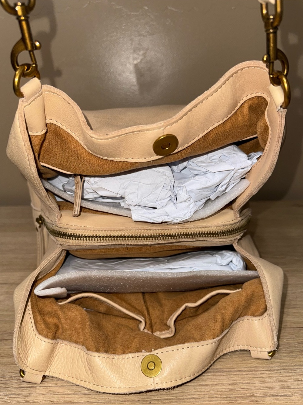 AMERICAN LEATHER CO. Cream Leather Shoulder Bag. - Picture 12 of 14